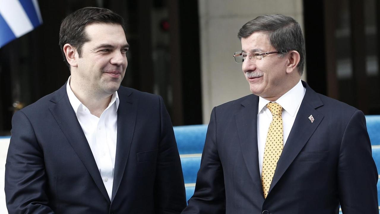 Der griechische Ministerpräsident Tsipras zu Gast beim türkischen Regierungschef Davutoglu in Izmir. Beide Politiker geben sich die Hand. Der griechische Ministerpräsident Tsipras zu Gast beim türkischen Regierungschef Davutoglu in Izmir. Beide Politiker geben sich die Hand.