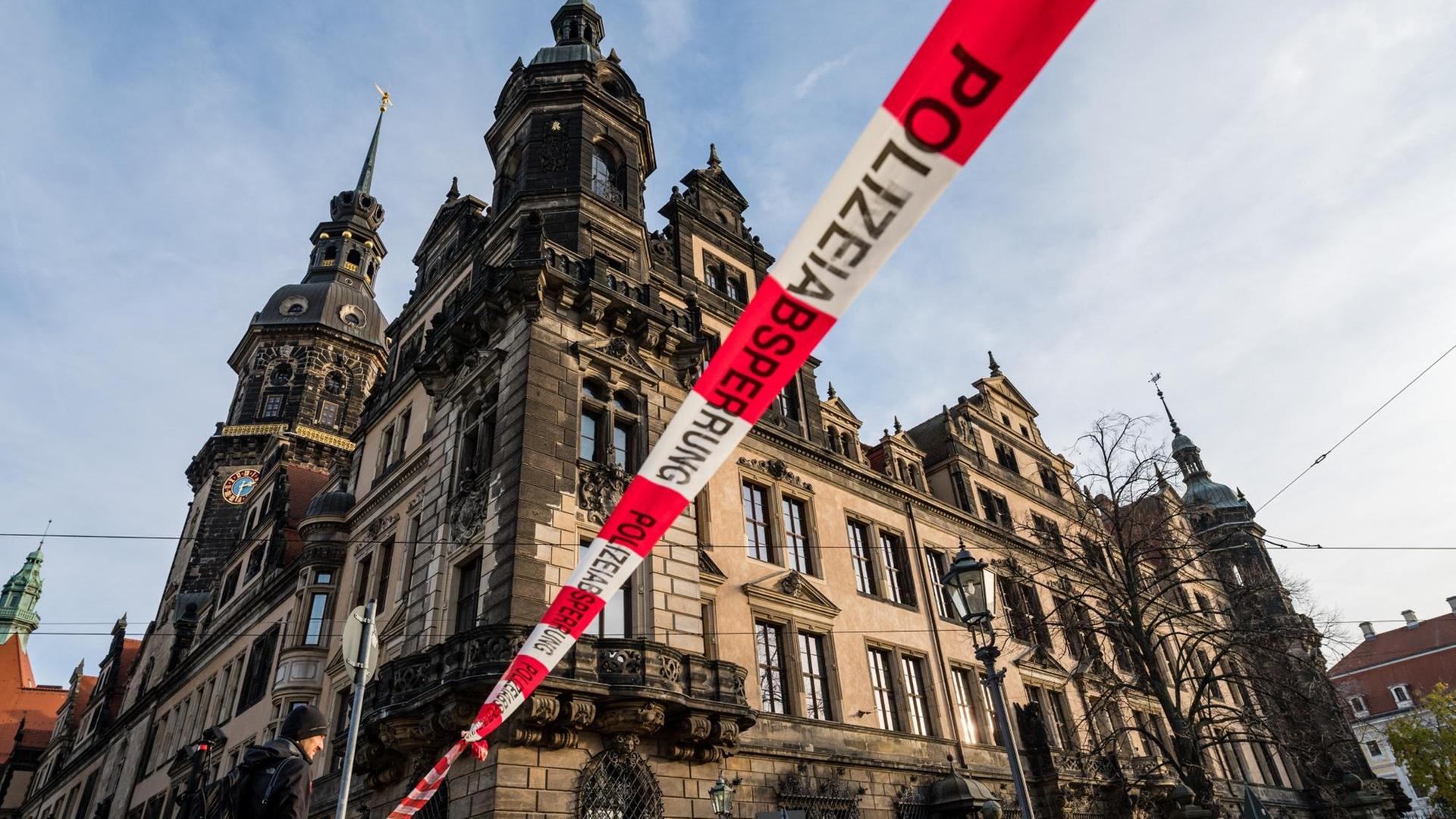 Polizeiabsperrung vor dem Residenzschloss in Dresden Polizeiabsperrung vor dem Residenzschloss in Dresden