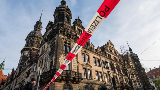 Polizeiabsperrung vor dem Residenzschloss in Dresden