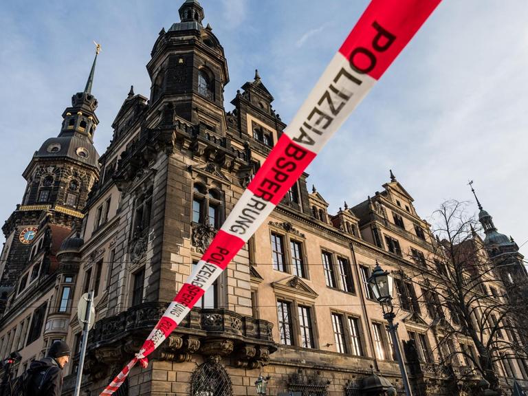 Polizeiabsperrung vor dem Residenzschloss in Dresden