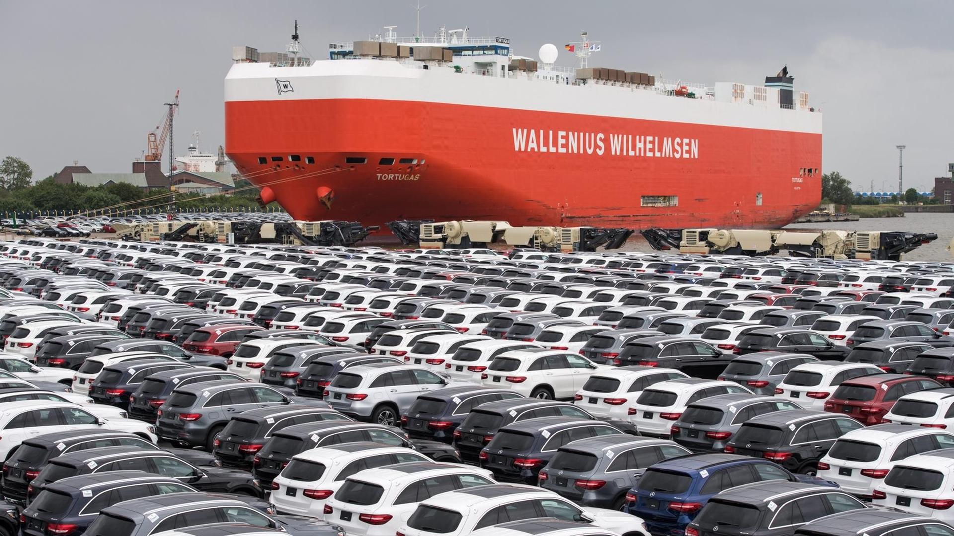 Neufahrzeuge von Mercedes-Benz stehen vor der Verladung auf ein Schiff in Bremerhaven Neufahrzeuge von Mercedes-Benz stehen vor der Verladung auf ein Schiff in Bremerhaven
