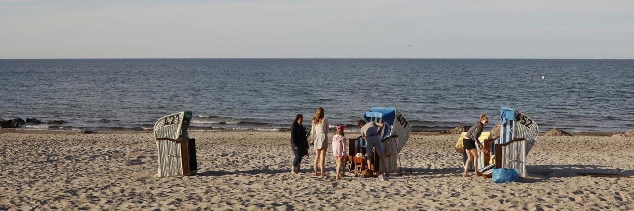 Blick auf den Strand mit Strandkörben und ein paar wenigen Menschen. Im Hintergrund die Ostsee. Blick auf den Strand mit Strandkörben und ein paar wenigen Menschen. Im Hintergrund die Ostsee.