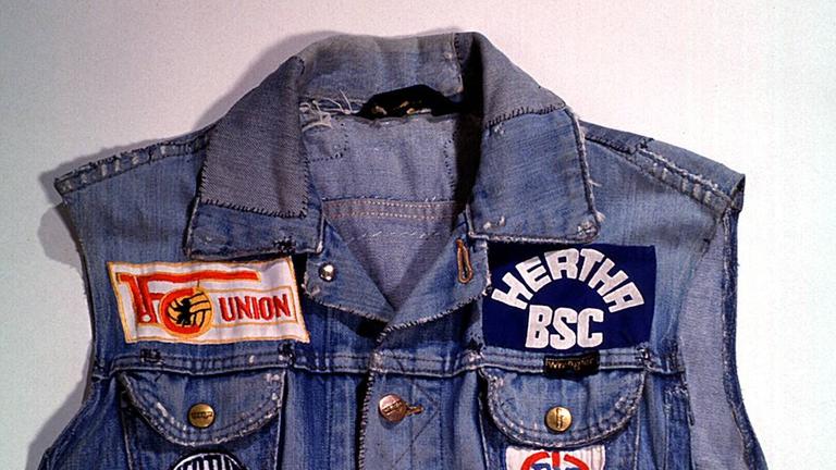 Eine Fanjacke aus Jeansstoff mit Emblemen beider Berliner Vereine. Eine Fanjacke aus Jeansstoff mit Emblemen beider Berliner Vereine.