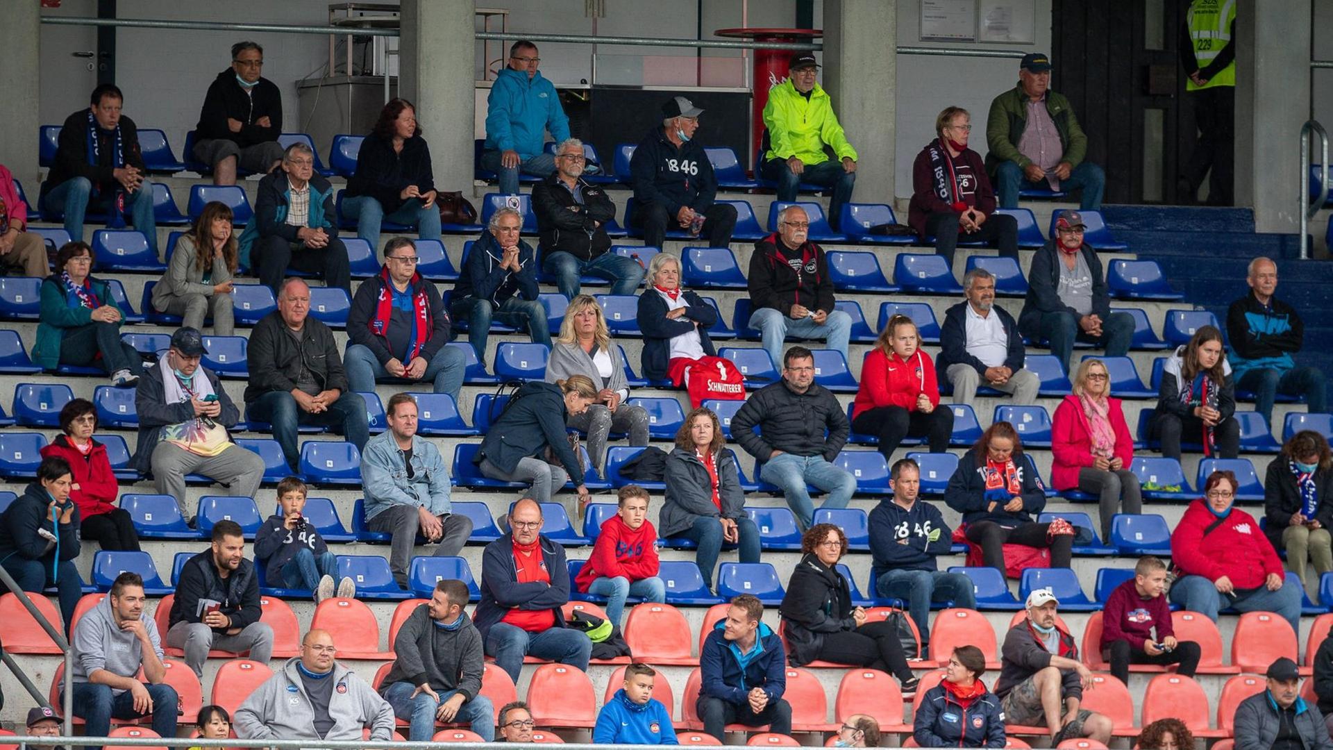 Zuschauer verfolgen auf der Tribüne das Testspiel zwischen dem FC Heidenheim und der SpVgg Unterhaching.