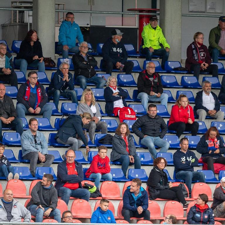 Zuschauer verfolgen auf der Tribüne das Testspiel zwischen dem FC Heidenheim und der SpVgg Unterhaching.