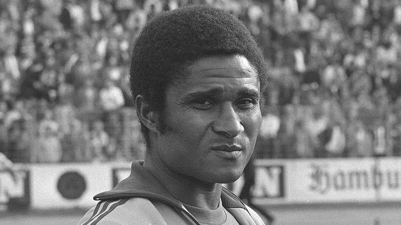Eusébio, aufgewachsen in Mosambik. Schon in seiner Jugend streiten sich die Lissaboner Klubs um ihn. Eusébio, aufgewachsen in Mosambik. Schon in seiner Jugend streiten sich die Lissaboner Klubs um ihn.