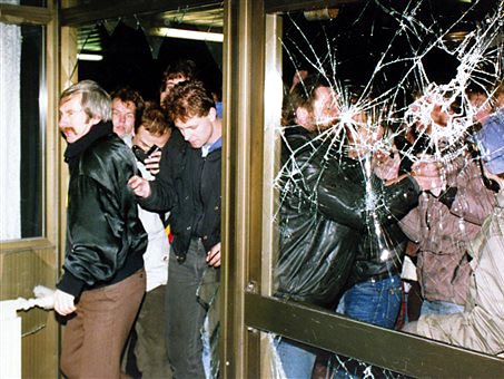 Demonstranten stürmen am 15. Januar 1990 die Zentrale der Staatssicherheit der DDR in Berlin.