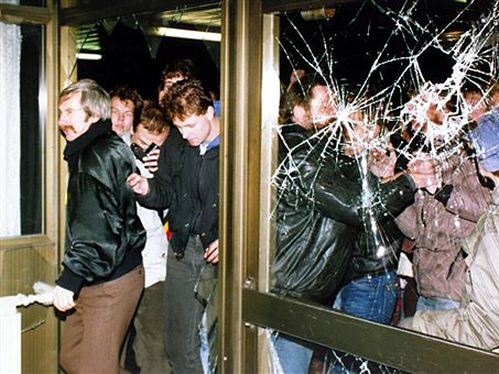 Demonstranten stürmen am 15. Januar 1990 die Zentrale der Staatssicherheit der DDR in Berlin. Demonstranten stürmen am 15. Januar 1990 die Zentrale der Staatssicherheit der DDR in Berlin.