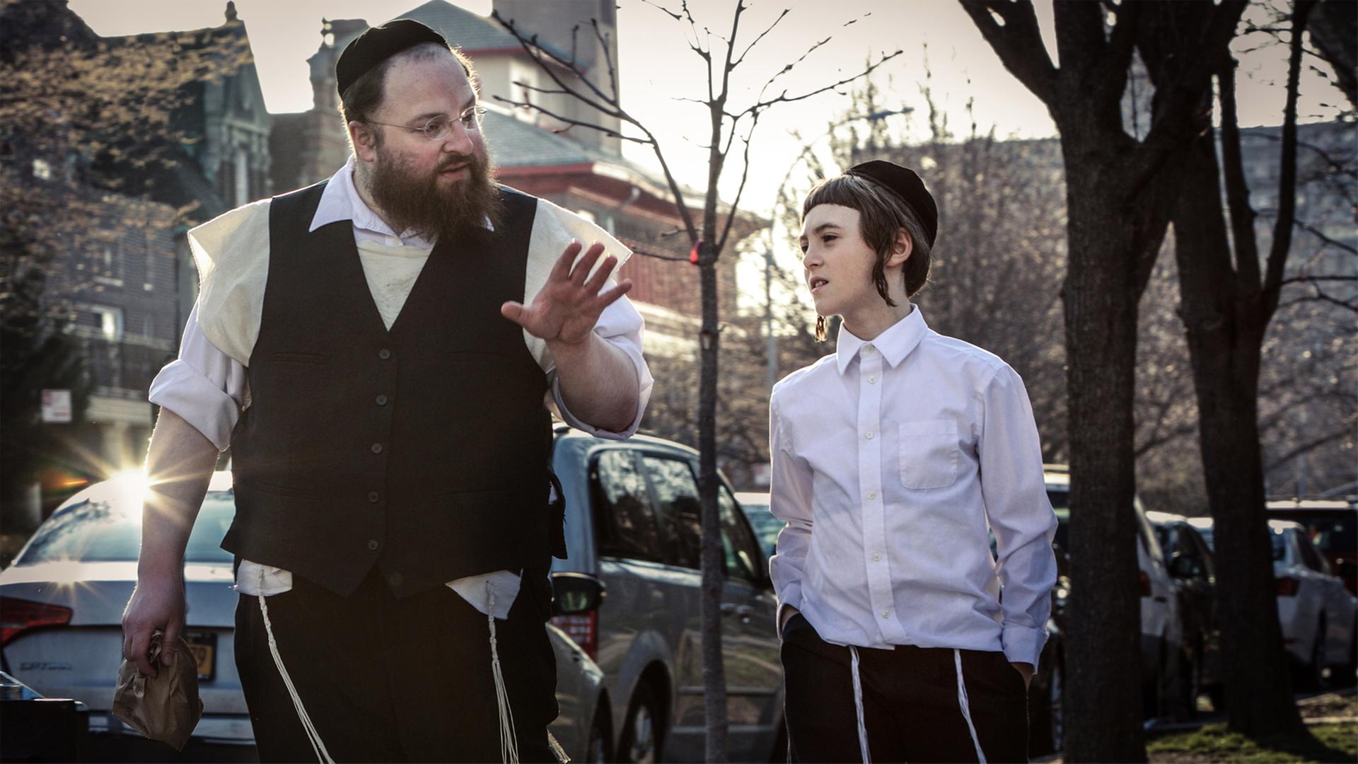 Menashe Lustig und Ruben Niborski in dem Film "Menashe" von Joshua Z Weinstein (Filmstill/Berlinale-Pressefoto) Menashe Lustig und Ruben Niborski in dem Film "Menashe" von Joshua Z Weinstein (Filmstill/Berlinale-Pressefoto)