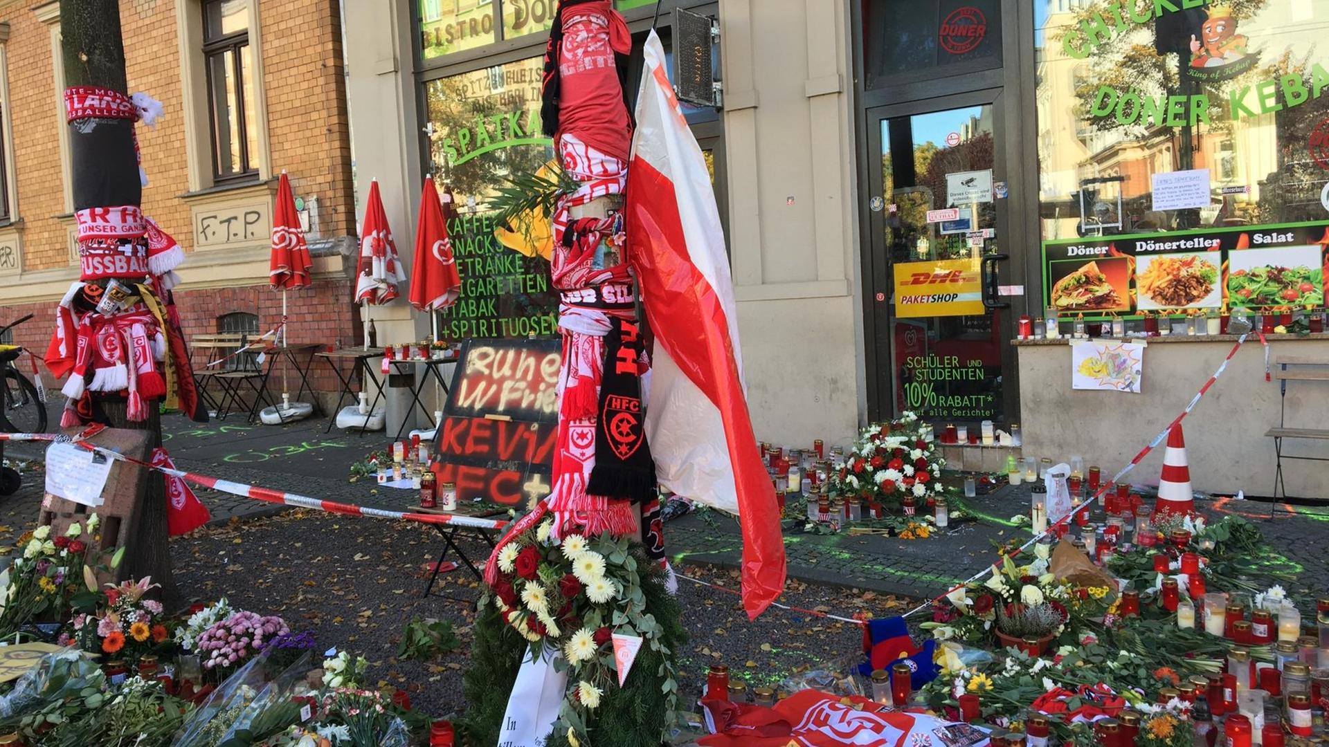 Vor einem Döner-Imbiss, ein Ziel des Anschlags von Halle, wurden Kerzen und Blumen niedergelegt. Vor einem Döner-Imbiss, ein Ziel des Anschlags von Halle, wurden Kerzen und Blumen niedergelegt.