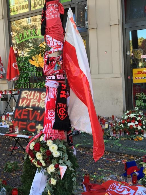 Vor einem Döner-Imbiss, ein Ziel des Anschlags von Halle, wurden Kerzen und Blumen niedergelegt.