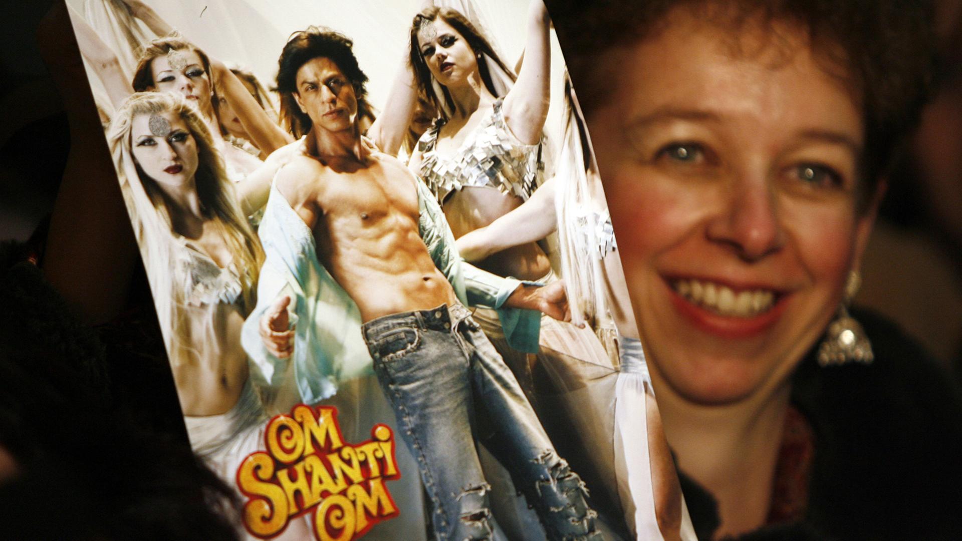 Ein Fan des indischen Schauspielers Shah Rukh Khan wartet mit einem Plakat des bekannten Bollywoodfilms "Om Shanti Om" auf ihren Star. (08.02.2008) Ein Fan des indischen Schauspielers Shah Rukh Khan wartet mit einem Plakat des bekannten Bollywoodfilms "Om Shanti Om" auf ihren Star. (08.02.2008)