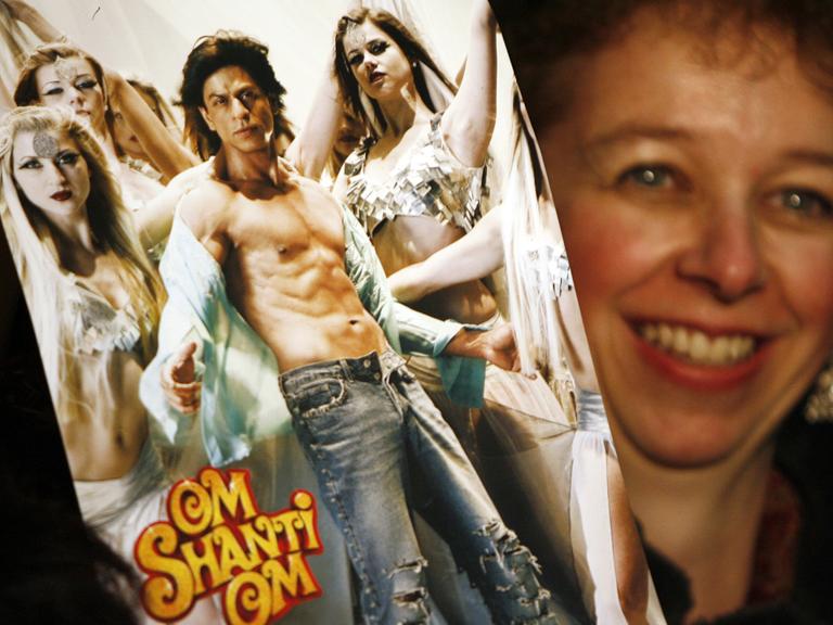 Ein Fan des indischen Schauspielers Shah Rukh Khan wartet mit einem Plakat des bekannten Bollywoodfilms "Om Shanti Om" auf ihren Star. (08.02.2008)