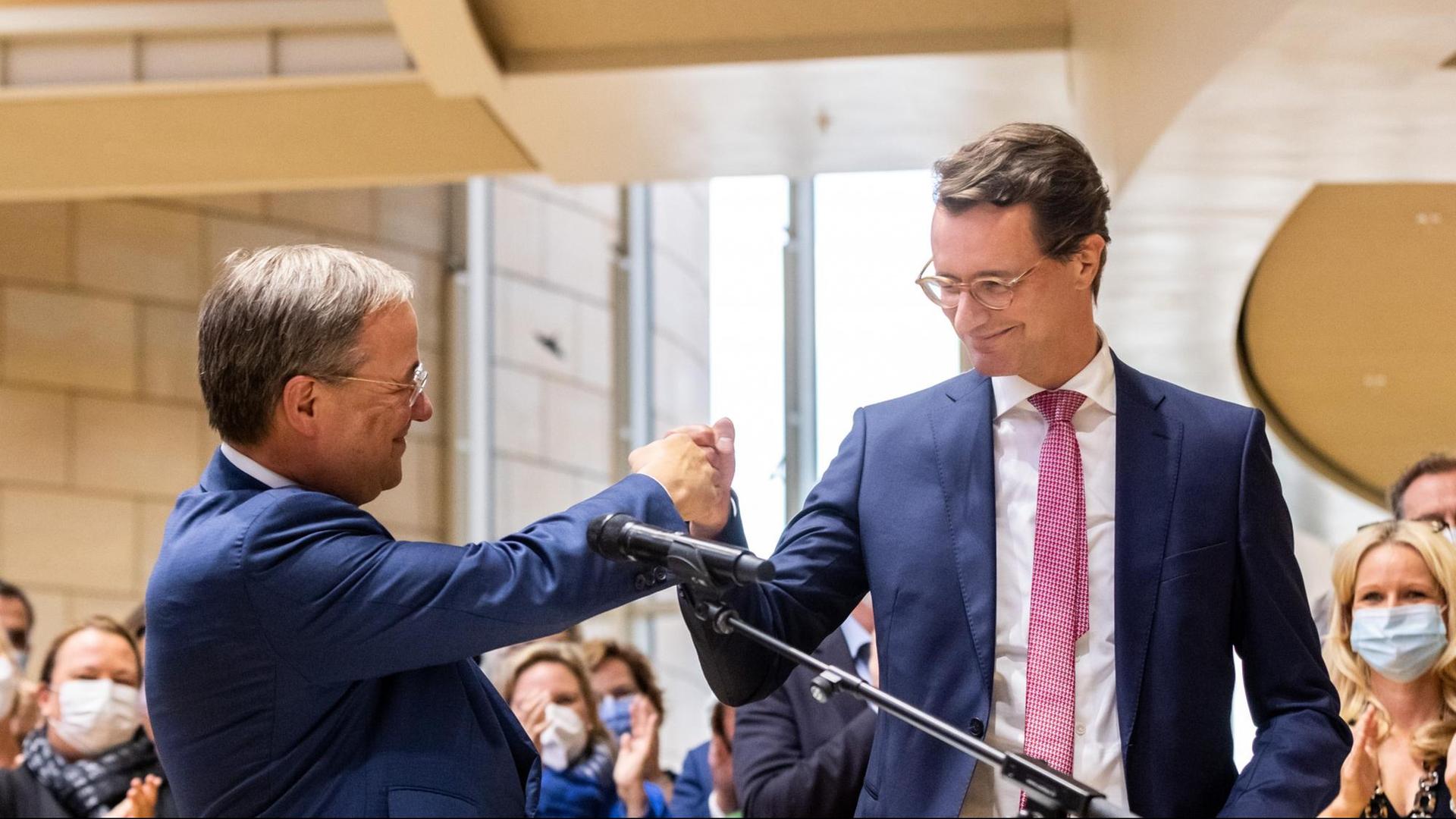 Armin Laschet und Hendrik Wüst begrüßen sich mit den Fäusten Armin Laschet und Hendrik Wüst begrüßen sich mit den Fäusten