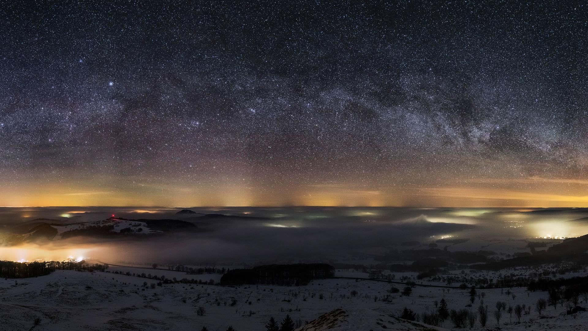 Die Abtsrodaer Kuppe bei Fulda in der Nacht Die Abtsrodaer Kuppe bei Fulda in der Nacht