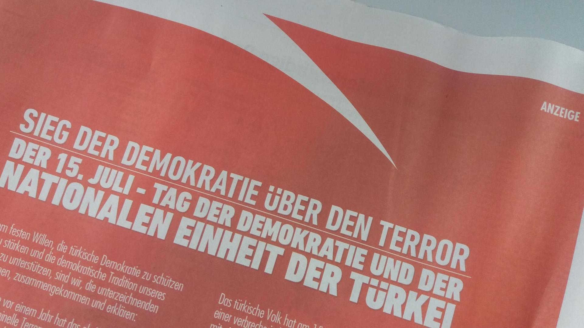 Die Süddeutsche Zeitung musste für eine ein Jahr nach dem Türkei-Putsch vom 15.07.2016 erschienene Anzeige viel Kritik einstecken.