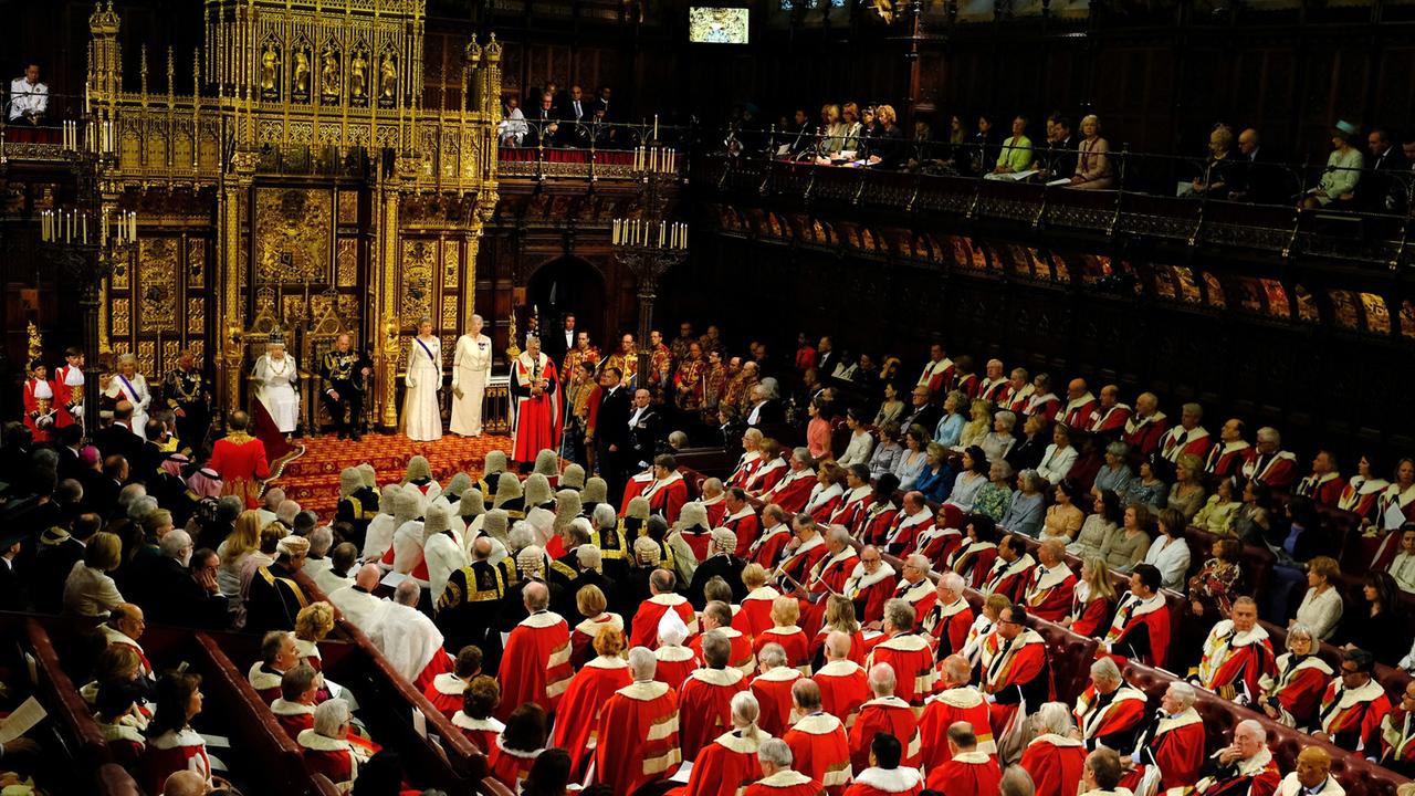 Königin Elisabeth II und Prinz Philip im House of Lords in London Königin Elisabeth II und Prinz Philip im House of Lords in London