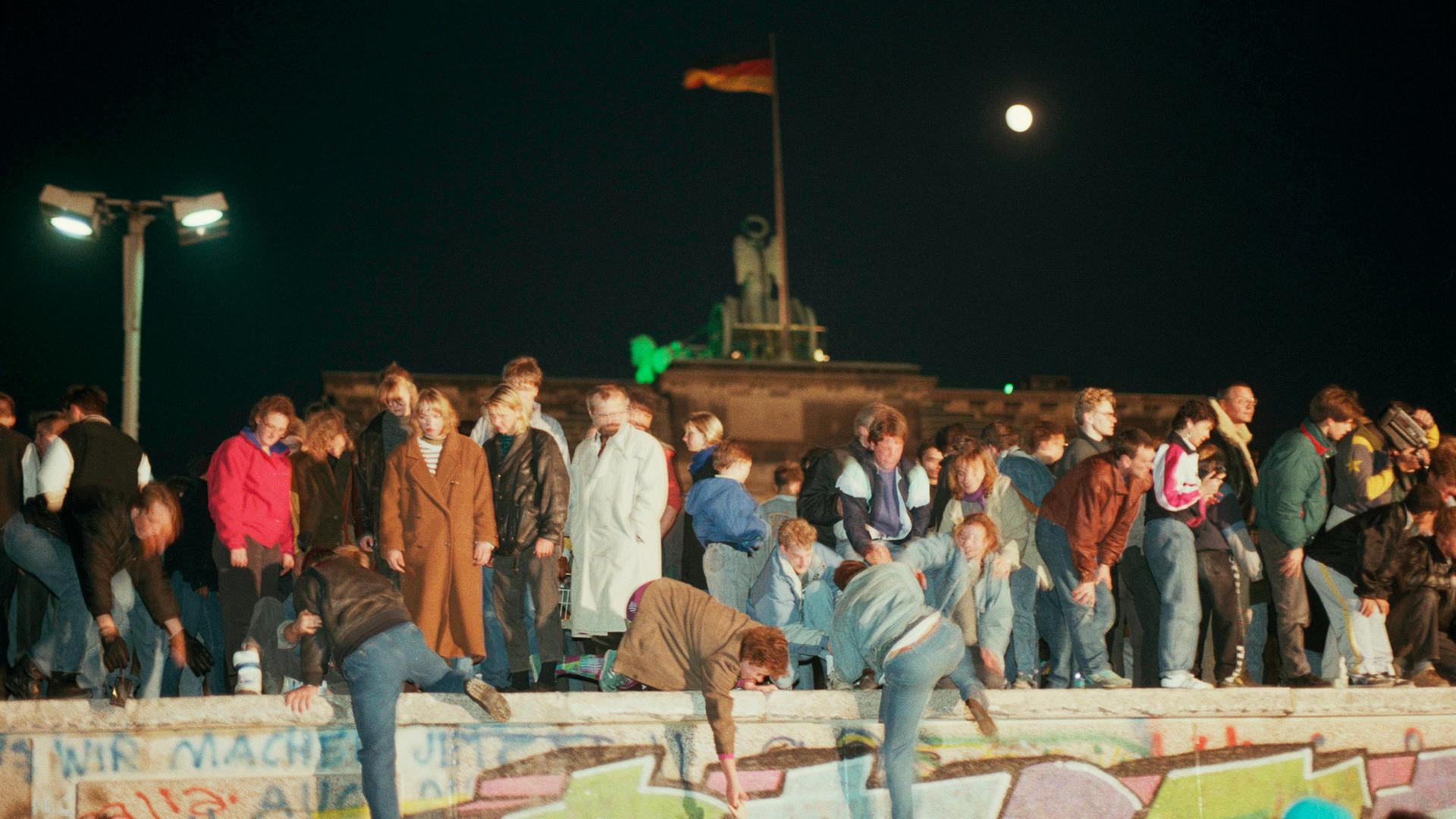 Die Nacht vom 9. auf den 10. November 1989 am Brandenburger Tor.