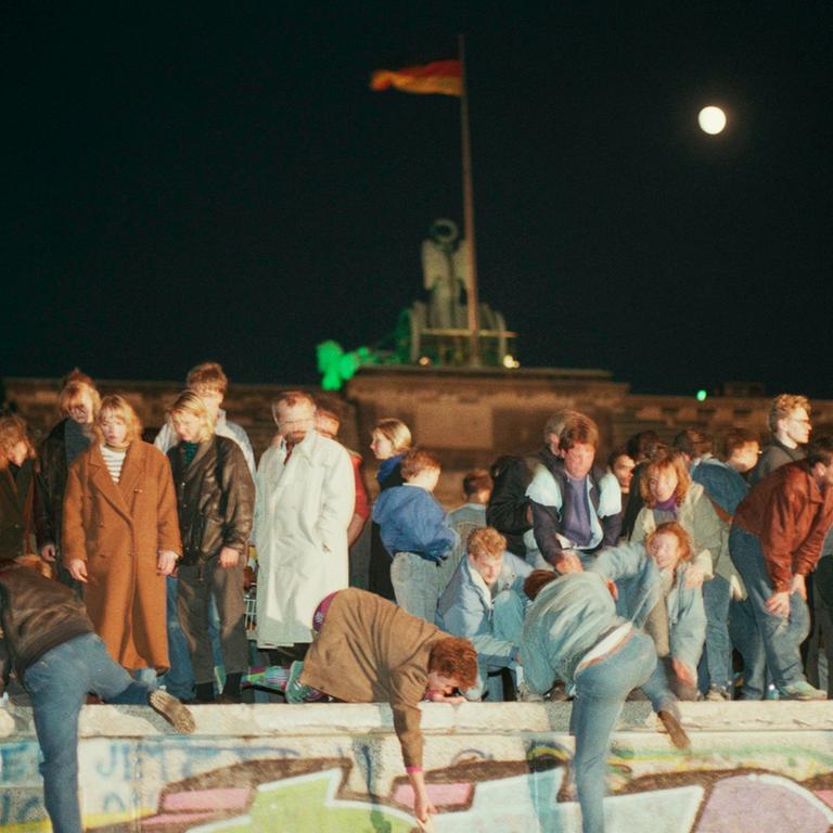 Die Nacht vom 9. auf den 10. November 1989 am Brandenburger Tor.
