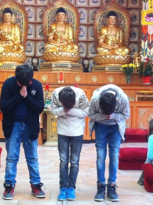 Kinder besuchen einen Tempel
