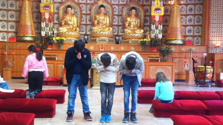 Kinder besuchen einen Tempel