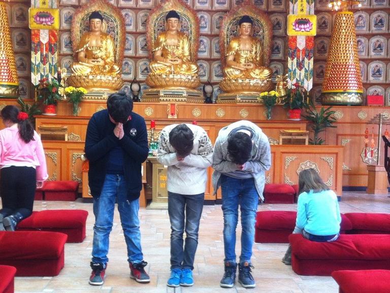 Kinder besuchen einen Tempel