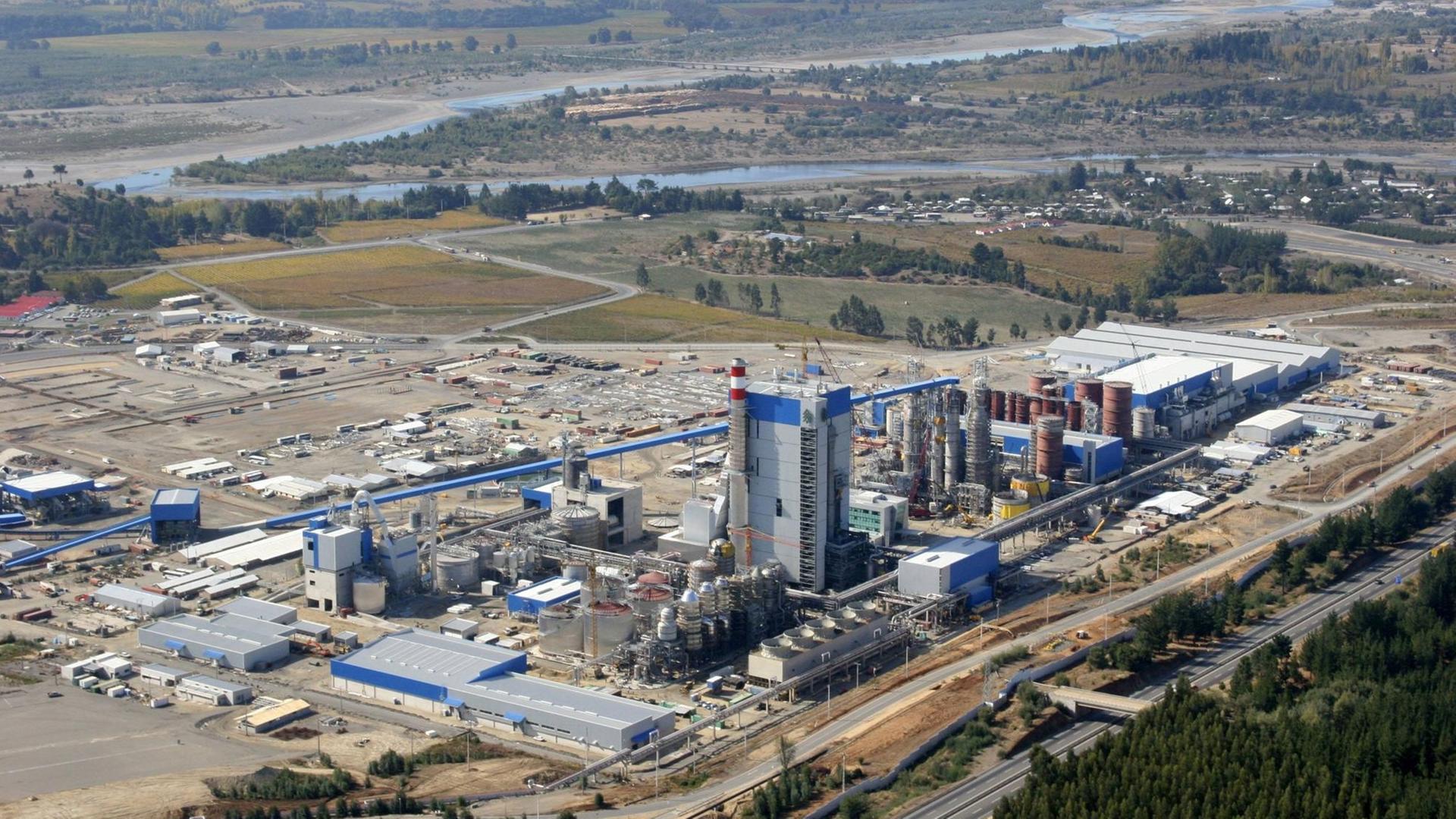 Blick auf die Zellulose-Fabrik in Nueva Aldea, Chile. Blick auf die Zellulose-Fabrik in Nueva Aldea, Chile.