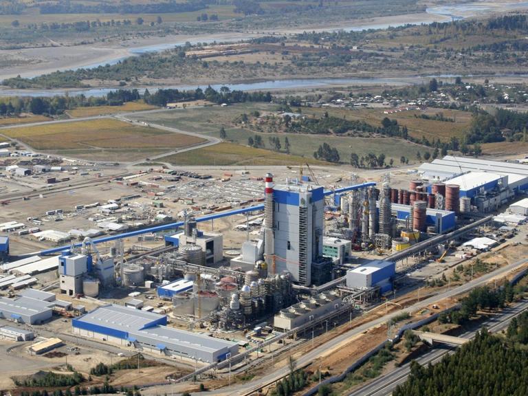 Blick auf die Zellulose-Fabrik in Nueva Aldea, Chile.