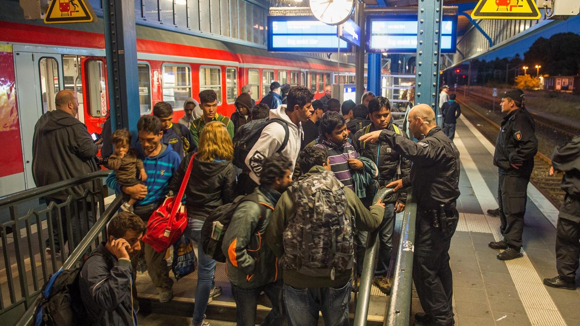 Polizisten am Bahnhof in Flensburg.Polizisten am Bahnhof in Flensburg - von dort wollten Flüchtlinge in den Zug nach Dänemark reisen.