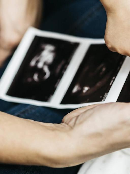 Eine Mutter und ein Junge betrachten ein Ultraschall-Bild