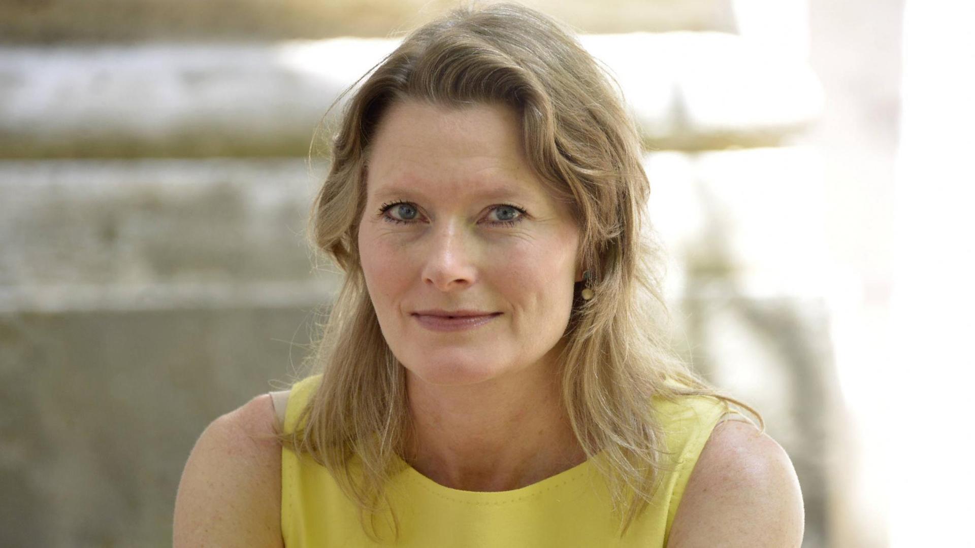 Jennifer Egan guckt freundlich in die Kamera Jennifer Egan guckt freundlich in die Kamera