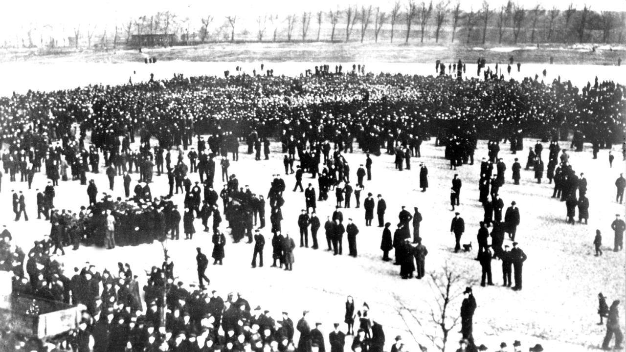 Blick auf demonstrierende Matrosen in Kiel im Oktober 1918, die den Befehl der Admiralität, trotz des Ersuchens um Friedensverhandlungen der neuen Regierung Max von Baden doch noch zu einer letzten Schlacht gegen Großbritannien auszulaufen, verweigern. Blick auf demonstrierende Matrosen in Kiel im Oktober 1918, die den Befehl der Admiralität, trotz des Ersuchens um Friedensverhandlungen der neuen Regierung Max von Baden doch noch zu einer letzten Schlacht gegen Großbritannien auszulaufen, verweigern.