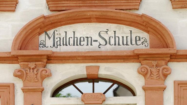 Eingangsportal einer alten Mädchenschule in Spalt in Franken. Eingangsportal einer alten Mädchenschule in Spalt in Franken.