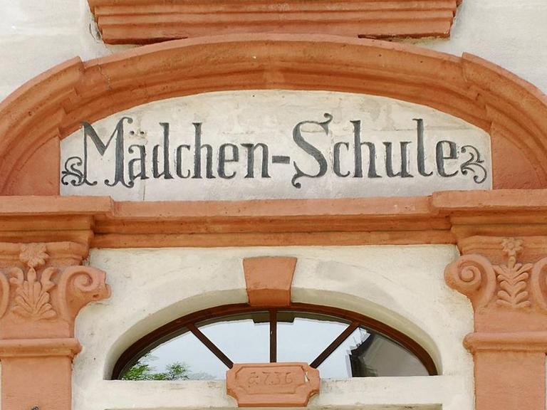 Eingangsportal einer alten Mädchenschule in Spalt in Franken.
