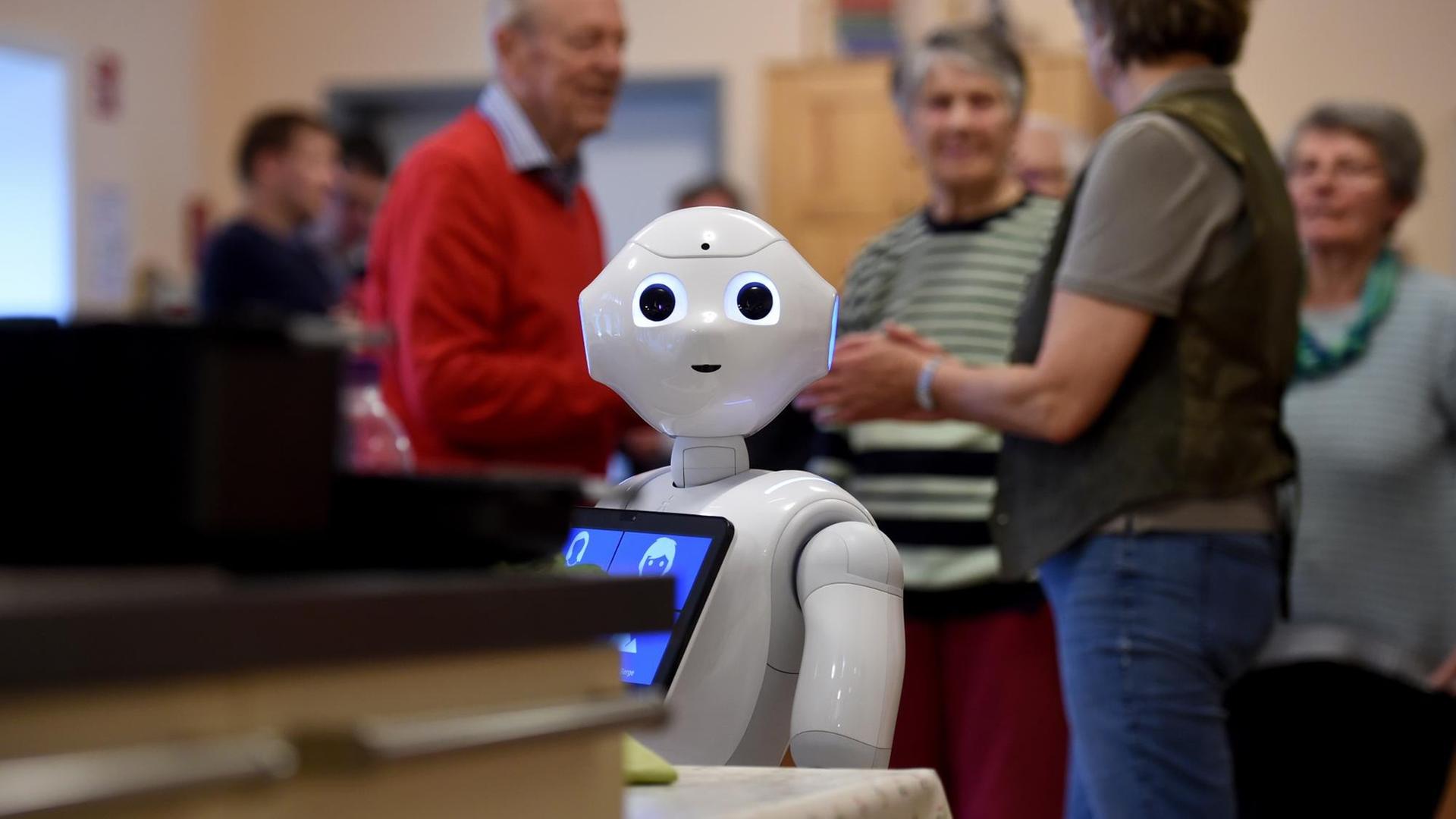 Roboter "Emma" steht am 11.05.2017 in Kiel in einer Demenz-Wohngruppe der Diakonie Altholstein. Alle zwei Wochen bringt der Roboter Schwung in die Wohngruppe. Der Roboter spricht, spielt auf Wunsch Musik und macht bei Bedarf sogar Fotos von den Bewohnern. Roboter "Emma" steht am 11.05.2017 in Kiel in einer Demenz-Wohngruppe der Diakonie Altholstein. Alle zwei Wochen bringt der Roboter Schwung in die Wohngruppe. Der Roboter spricht, spielt auf Wunsch Musik und macht bei Bedarf sogar Fotos von den Bewohnern.
