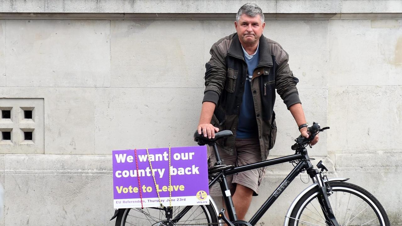 Ein UKIP-Unterstützer aus dem südenglischen Ramsgate mit seinem Fahrrad. Ein UKIP-Unterstützer aus dem südenglischen Ramsgate mit seinem Fahrrad.
