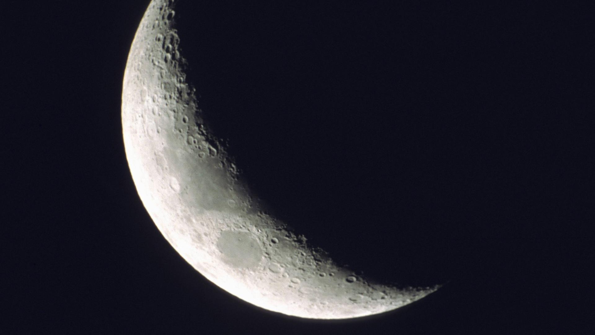 Mondsichel bei Neumond Mondsichel bei Neumond