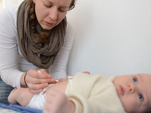 Die Hebamme Lena Ehlebracht untersucht am 06.03.2014 in Stuttgart (Baden-Württemberg) ein Baby.