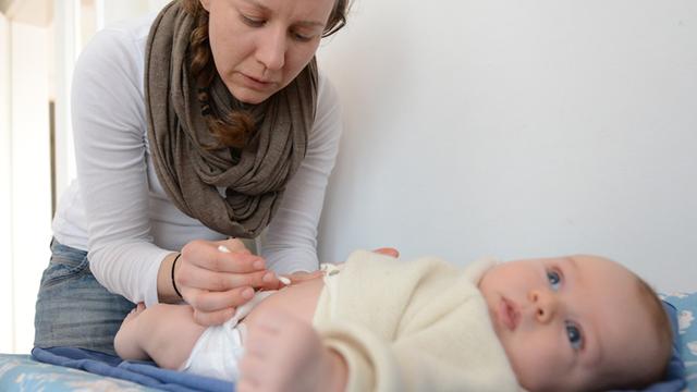 Die Hebamme Lena Ehlebracht untersucht am 06.03.2014 in Stuttgart (Baden-Württemberg) ein Baby.