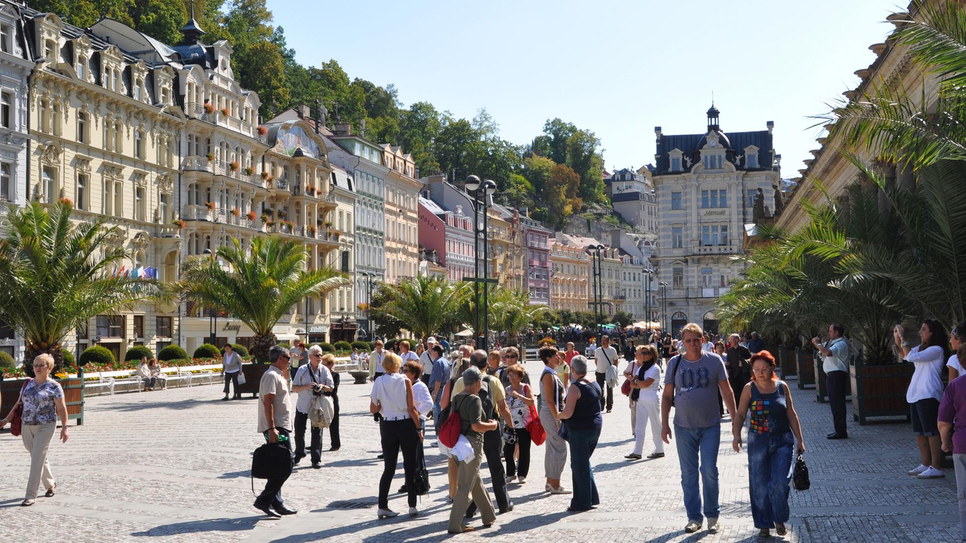 Touristen sind im autofreien Spa-Bereich von Karlsbad unterwegs, aufgenommen am 08.09.2009. Touristen sind im autofreien Spa-Bereich von Karlsbad unterwegs, aufgenommen am 08.09.2009.