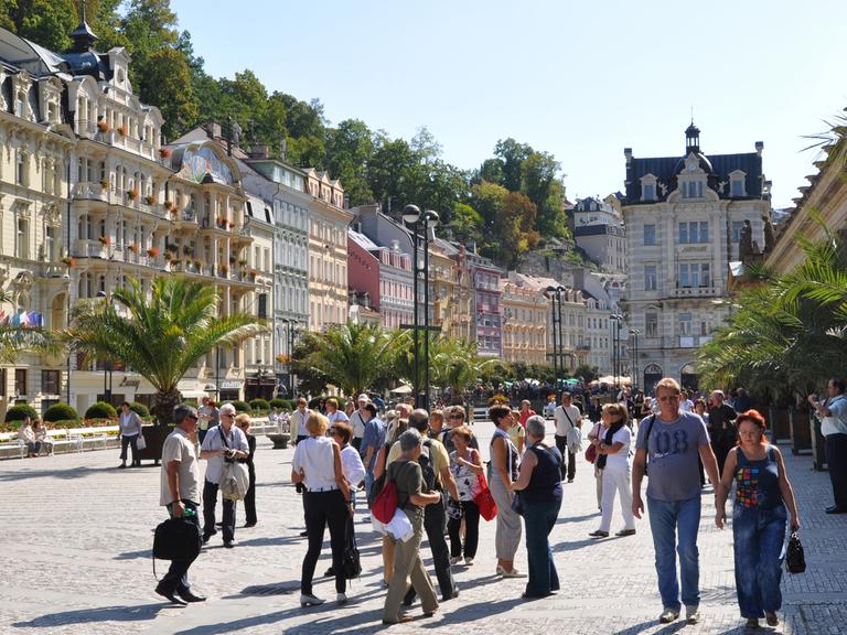 Touristen sind im autofreien Spa-Bereich von Karlsbad unterwegs, aufgenommen am 08.09.2009.