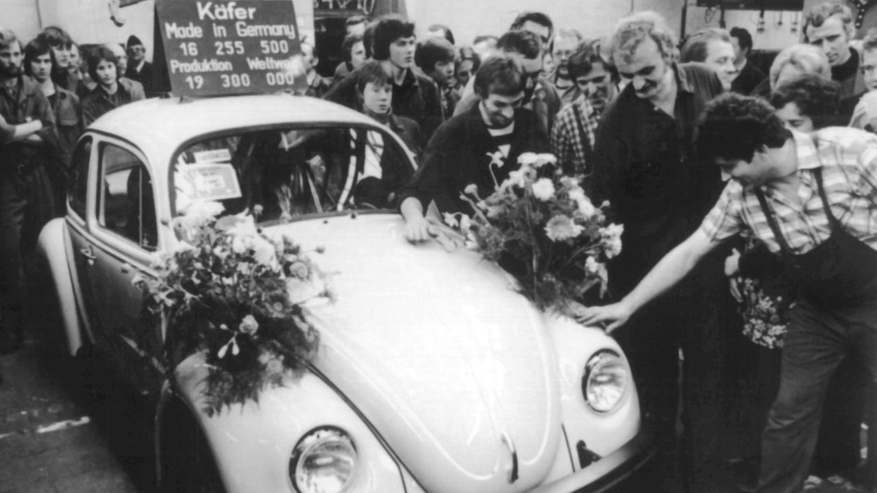 Mit Blumen geschmückt rollt der letzte in Europa produzierte VW-Käfer am 19. Januar 1978 im Emdener VW-Werk vom Band. Da das Werk mit zuletzt nur 44 produzierten Wagen täglich nicht mehr ausgelastet war, wurde die Produktion des Käfers dem Volkswagen-Werk in Mexiko übertragen.