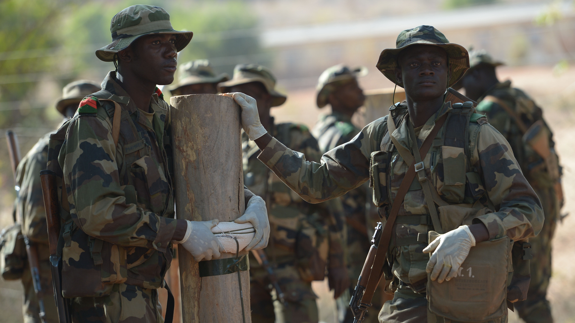 Malische Soldaten führen im Trainingscamp in Koulikoro in Mali eine Übung durch; Aufnahme vom Februar 2014 Malische Soldaten führen im Trainingscamp in Koulikoro in Mali eine Übung durch; Aufnahme vom Februar 2014