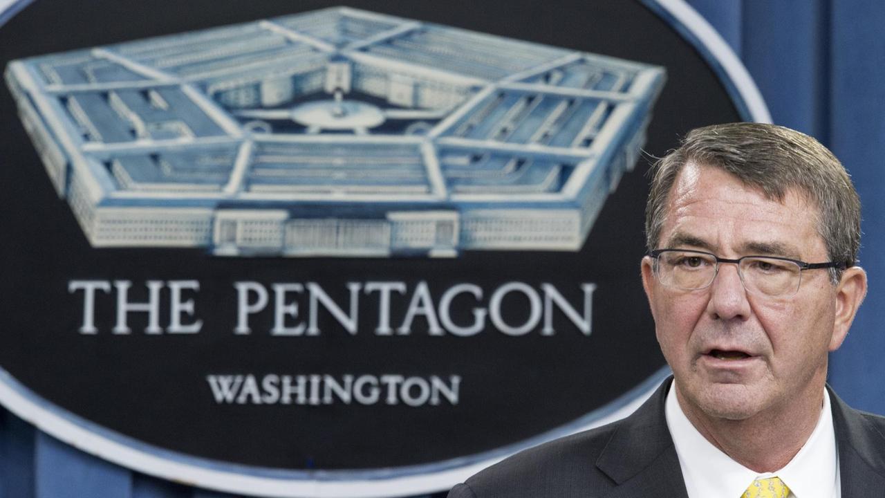 US-Verteidungsminister Ashton Carter bei einer Pressekonferenz im Pentagon im August 2015. US-Verteidungsminister Ashton Carter bei einer Pressekonferenz im Pentagon im August 2015.