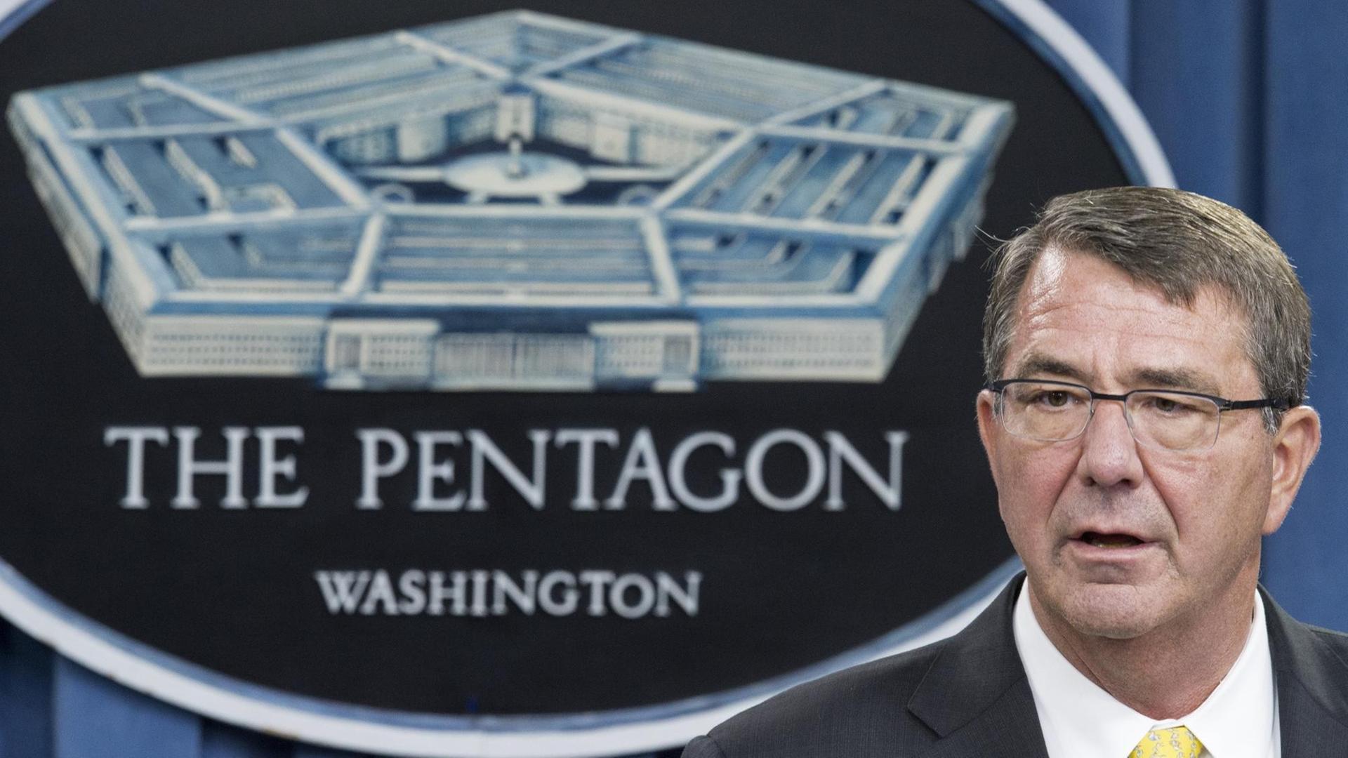 US-Verteidungsminister Ashton Carter bei einer Pressekonferenz im Pentagon im August 2015. US-Verteidungsminister Ashton Carter bei einer Pressekonferenz im Pentagon im August 2015.