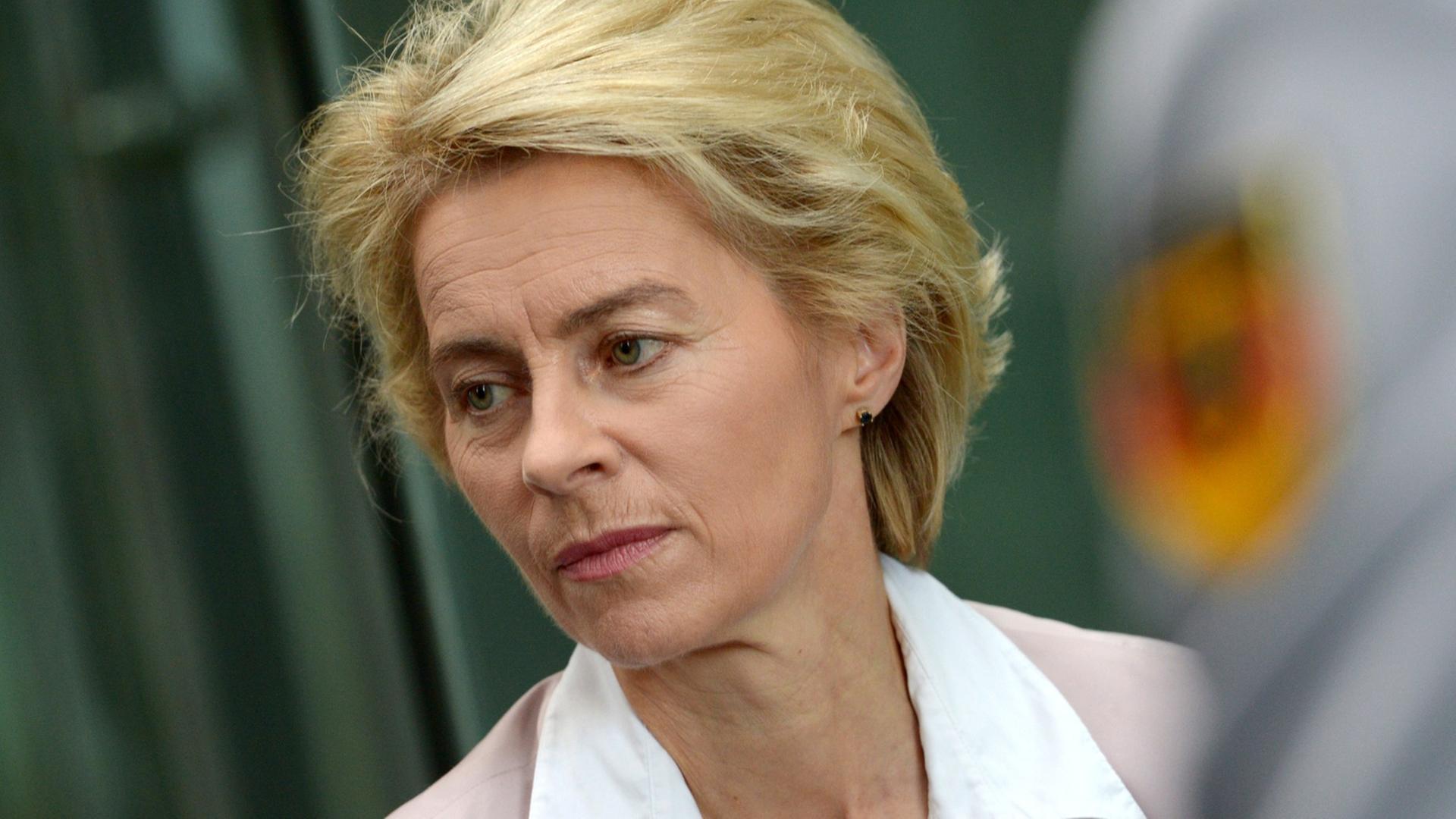 Ursula von der Leyen schaut nachdenklich am Rande einer Sitzung Ursula von der Leyen schaut nachdenklich am Rande einer Sitzung