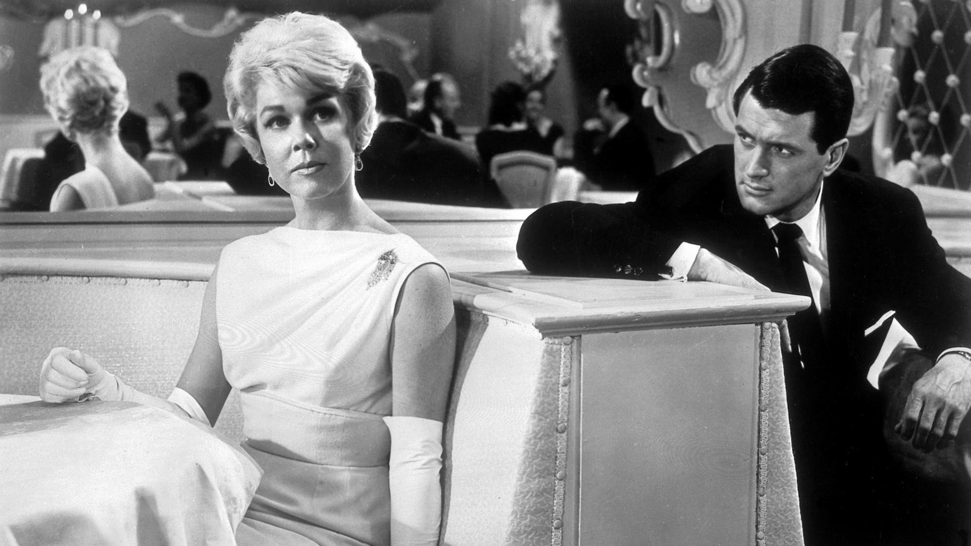 Die US-amerikanische Filmschauspielerin Doris Day, deren bürgerlicher Name Doris von Kappelhoff ist, wurde in Cincinnati geboren und verkörperte in den Unterhaltungsfilmen der 50er und 60er Jahre die strahlend blonde amerikanische Unschuld. Ihre Karriere begann als Tänzerin und Sängerin ("Que Sera"). Später war sie in erfolgreichen Komödien ("Ein Pyjama für zwei", "Bettgeflüster", "Spion in Spitzenhöschen") oder Thrillern ("Mitternachtsspitzen", "Der Mann, der zuviel wusste") zu sehen. Die US-amerikanische Filmschauspielerin Doris Day, deren bürgerlicher Name Doris von Kappelhoff ist, wurde in Cincinnati geboren und verkörperte in den Unterhaltungsfilmen der 50er und 60er Jahre die strahlend blonde amerikanische Unschuld. Ihre Karriere begann als Tänzerin und Sängerin ("Que Sera"). Später war sie in erfolgreichen Komödien ("Ein Pyjama für zwei", "Bettgeflüster", "Spion in Spitzenhöschen") oder Thrillern ("Mitternachtsspitzen", "Der Mann, der zuviel wusste") zu sehen.