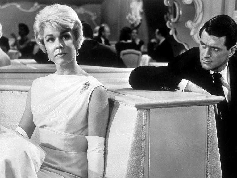 Die US-amerikanische Filmschauspielerin Doris Day, deren bürgerlicher Name Doris von Kappelhoff ist, wurde in Cincinnati geboren und verkörperte in den Unterhaltungsfilmen der 50er und 60er Jahre die strahlend blonde amerikanische Unschuld. Ihre Karriere begann als Tänzerin und Sängerin ("Que Sera"). Später war sie in erfolgreichen Komödien ("Ein Pyjama für zwei", "Bettgeflüster", "Spion in Spitzenhöschen") oder Thrillern ("Mitternachtsspitzen", "Der Mann, der zuviel wusste") zu sehen.