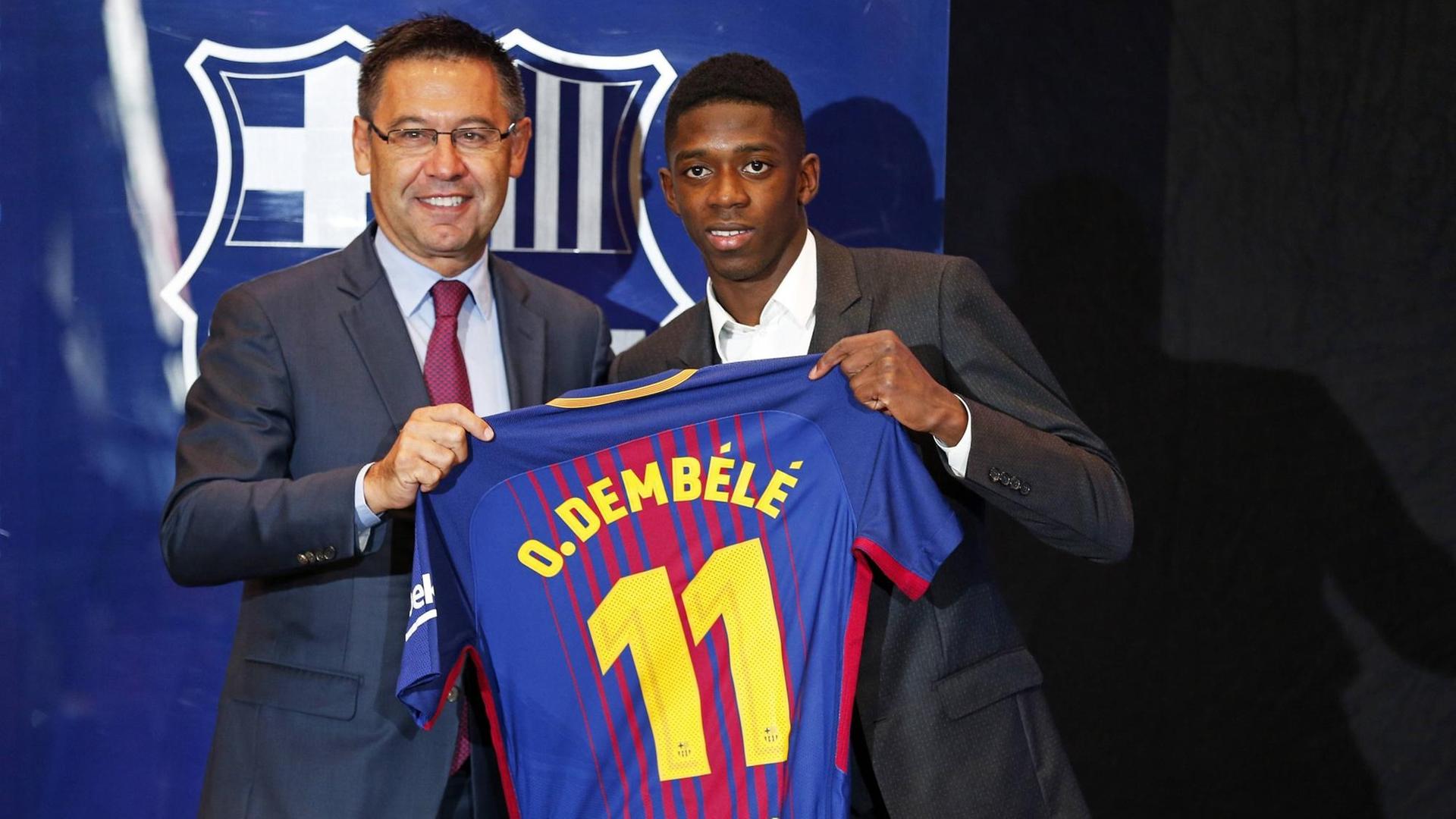 FC Barcelonas Präsident Bartomeu und Dembélé halten bei dessen Vorstellung das Trikot des FC Barcelona hoch FC Barcelonas Präsident Bartomeu und Dembélé halten bei dessen Vorstellung das Trikot des FC Barcelona hoch