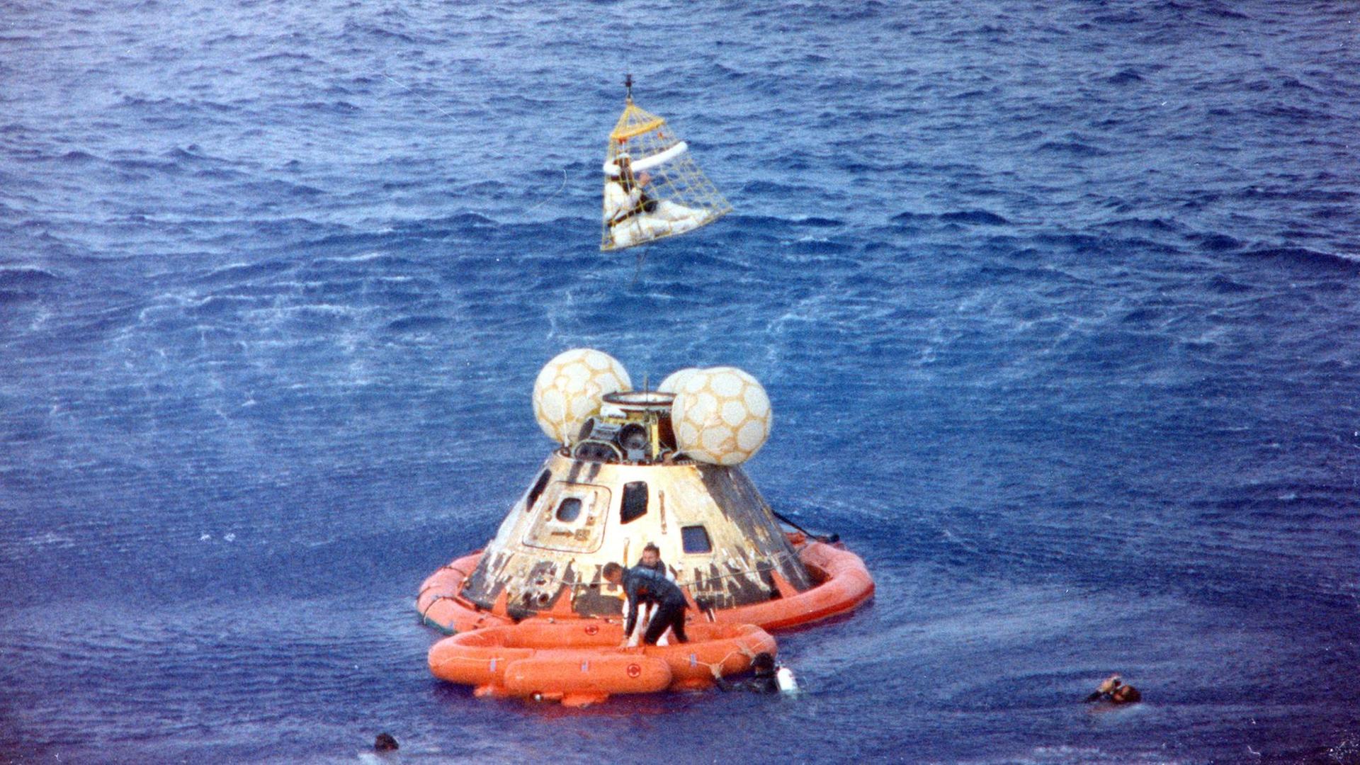 Die Astronauten Jim Lovell, Jack Swigert und Fred Haise landen mit ihrer Kapsel im Pazifik Die Astronauten Jim Lovell, Jack Swigert und Fred Haise landen mit ihrer Kapsel im Pazifik